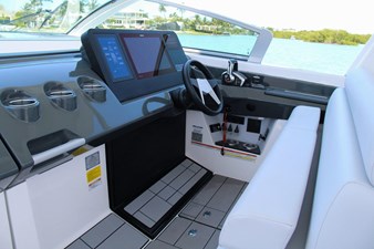 AVIARA AV40 OB 10 HELM / NAVIGATION