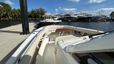 35 ft 2020 Boston Whaler 350 Realm, Yacht Kings 15 35 ft 2020 Boston Whaler 350 Realm (4)