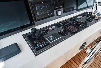 SOUTHERN BELLE 61 Helm Detail