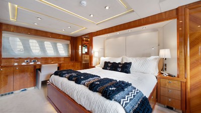 - 45 46_2007 108ft Sunseeker Predator