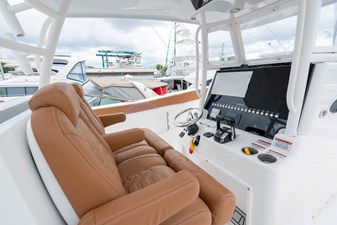 TWIN VEE 34 GFX 25 Helm Seating