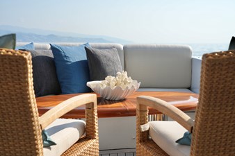 KIJO 20 Comfortable get togethers along a laquered table