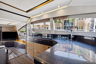 - 33 34_2018 59ft Sea Ray L590 Flybridge