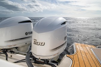 2019 Pursuit DC 325 Dual Console 25 