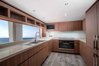 #6 MAJESTY 140 9 9Majesty 140 - Main Galley (2)