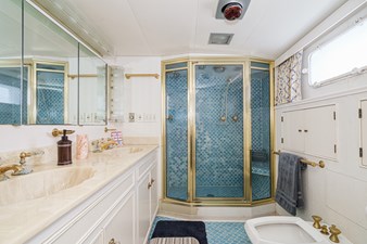 1984 Burger Raised Pilothouse 39 Master Head Shower