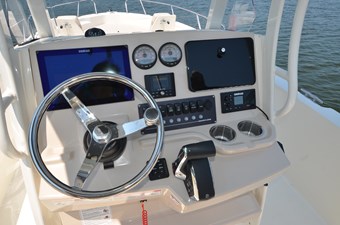 Boston Whaler 250 6 Helm
