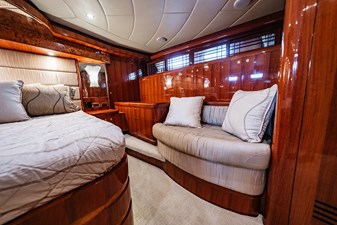 SOUTHERN BELLE 24 VIP Looking to Stbd. 
