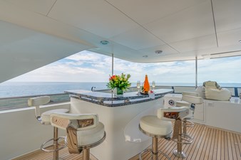 MISS STEPHANIE 43 Sun Deck Bar