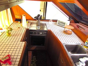 1989 Ocean Alexander 42 Sedan 20 21