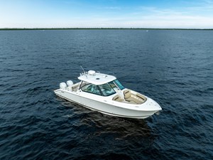 2019 Pursuit DC 325 Dual Console 6 