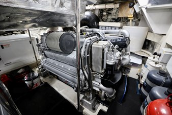 My Way 51 72 PERSHING 2009 PORT ENGINE