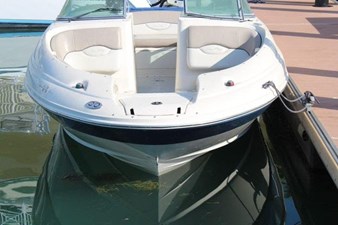 2004 Sea Ray 220 Sundeck 21 22