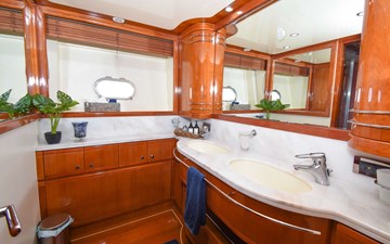 - 8 9_2006 88ft Ferretti Yachts 881 INDULGE II