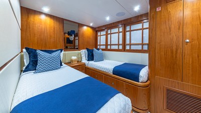 B HAPPY 35 Stbd guest cabin looking fwd 