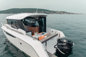 - 5 7_2023 30ft Vento Yachts V30 Weekender_single engine photos