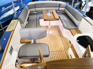 Alfastreet 23 Cabin Evolution SEMI-HYBRID 20 cokpit