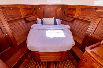 BAREFOOT 59 2014 Hinckley Talaria 48 BAREFOOT