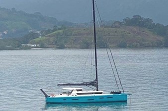 LAS BRISAS 35 Starboard Profile