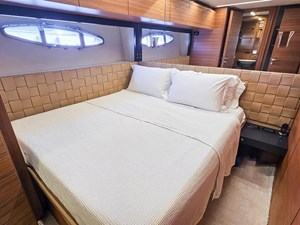HONEY BADGER 41 Double Guest cabin