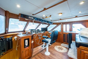 JUST DIVINE 41 61_tollycraft_just_divine_pilothouse1