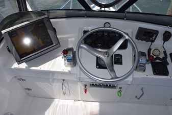 RAMPAGE 13 Edson helm wheel, Morse single lever controls, compass