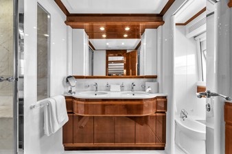 Ferretti Yachts Custom Line 94 86 