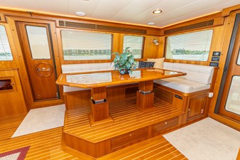 C'EST LA VIE 40 043 Command Bridge Dining