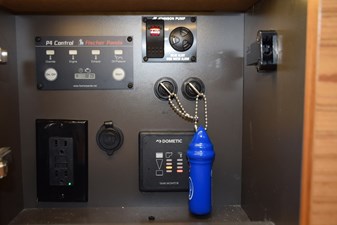 ERIKA RAY 43 044 - Engine keys, gen panel, high water alarm, water and holding tank level indicator