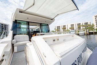 IT'S FOR YOU TOO 5 Stern Entrance Retractable Awning