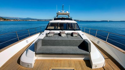 ARMONEE 28 Front deck
