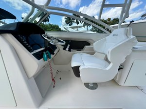 - 18 19_2021 24ft Robalo R247 Dual Console