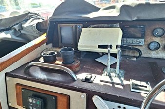 1985 Sea Ray 390 Express Cruiser 14 15