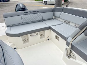 Bayliner DX2200 11 