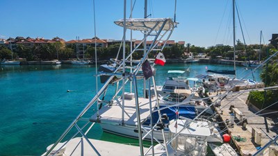 1979 HATTERAS 53 @ Cancun 19 