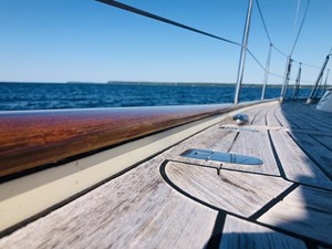 MAHALIA 10 10. Clean side decks