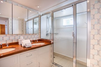SOVEREIGN 29 Owner Ensuite Head