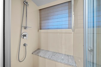 OBSESSION 44 Port Guest Shower  