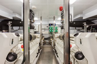 Dreamline 28 22 DREAMLINE 28 ENGINE ROOM