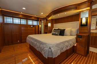 C'EST LA VIE 21 022 Master Stateroom Starboard