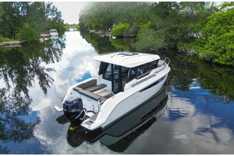 - 3 5_2023 30ft Vento Yachts V30 Weekender_single engine photos