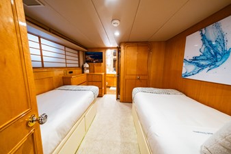 LONE STAR 37 Port Fwd Cabin