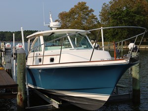 BONHEUR 24 Bow on Lift 