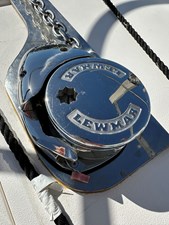 LUNA 35 LUNA, 2013 Hunt Yachts Harrier 36: Lewmar Windlass