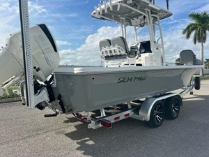 2021 Sea Pro 248 Bay 10 11