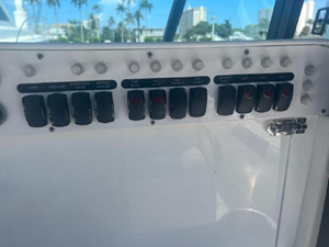 2009 Everglades 290 Center Console 15 16