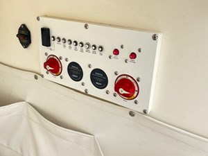 2019 WELLCRAFT 262F 9 09. Battery Switches