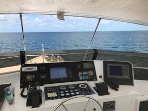 MON SHERI  67 Flybridge Helm