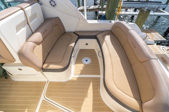 DIGGERS 58 U Shaoed Seating Facing Starboard