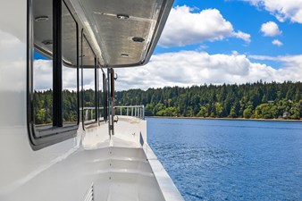 QUE SA-RAH SA-RAH 58 Side Deck Starboard